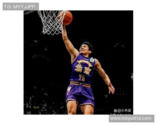 篮球明星与足球明星的激烈对抗与互怼引发的热议与争论