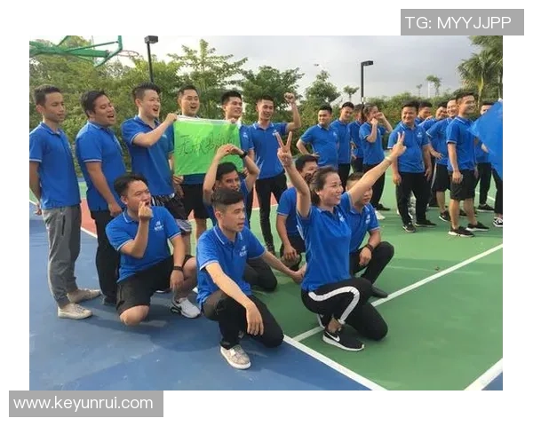 日本足球宝贝车内热舞展现青春活力与运动激情