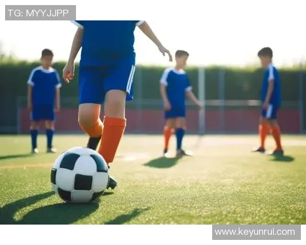 李亮在绿茵场上挥洒汗水追逐梦想的足球之旅